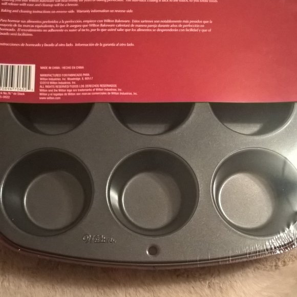 Wilton Kitchen New Wilton Covered 2 Cupcake Pan Poshmark